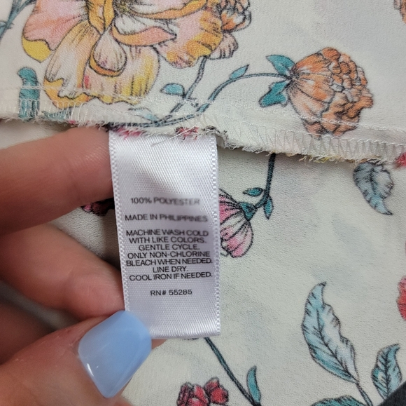 Express the portofino shirt watercolor floral sleeveless button down - Picture 4 of 9